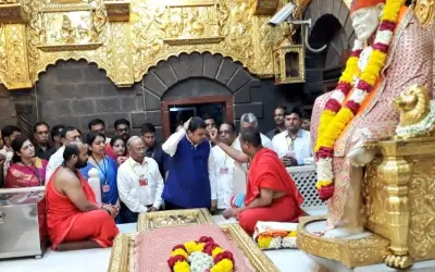 साईबाबा के सहारे फड़णवीस सरकार