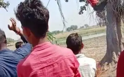 युवक को पेड़ से लटकाकर नीचे आग लगानेवाला प्रधान गिरफ्तार