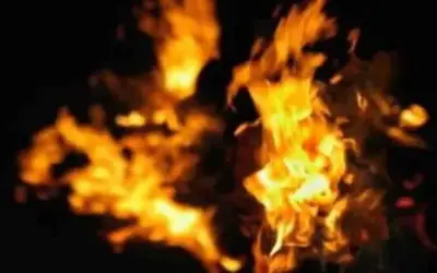 पति-पत्नी की लड़ाई में दो बच्चों को आग में झोंका