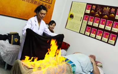 बॉडी पर आग लगाकर किया जाता है चीन में इलाज