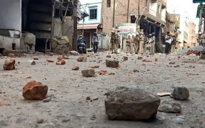 यूपी के बाद गुजरात में बिगड़ा सांप्रदायिक माहौल, चार पुलिसकर्मी घायल