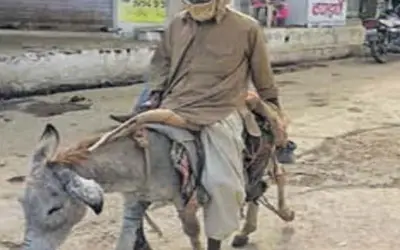 वाहन नहीं मिलने से मरीज़ गधे पर बैठकर इलाज कराने पहुंचा