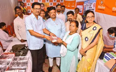 शिवसेना प्रमुख बालासाहेब ठाकरे की जयंती पर 511 मरीजों को दिए गए मुफ्त चश्मे