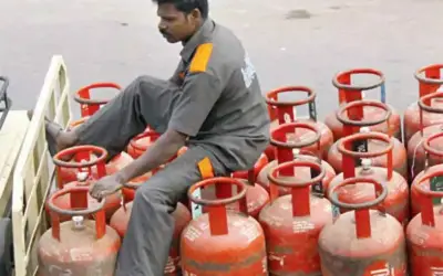 गैस सिलेंडर पर फिर महंगाई का हमला