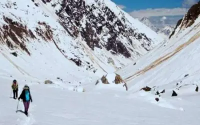 ग्लेशियर में फंसे दो ट्रेकर की मौत, 14 फंसे