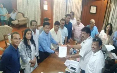 गोवा में भी कांग्रेस के दस विधायक बीजेपी में शामिल