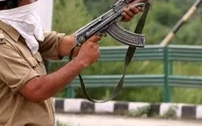 सुरक्षाकर्मी ने अपने दो साथियों को गोली मारी