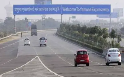 कार में पति के सामने युवकों ने की पत्नी से अश्लील हरकत