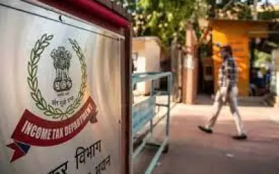 तड़के तीन बजे कांग्रेस नेता के परिसरों पर आयकर विभाग ने मारा छापा