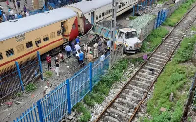 रेलवे ट्रैक पर खड़ी ट्रक से टकराई पश्चिम एक्सप्रेस ट्रेन !
