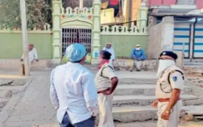 मस्जिद में रुके आठ लोगों के खिलाफ पुलिसिया कार्रवाई