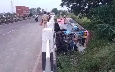 सड़क हादसे के दौरान जालना में पुल से नीचे गिरी यात्रियों से भरी बस