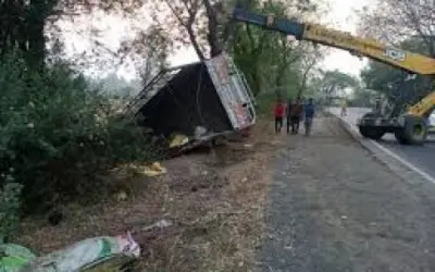 ट्रक पलटने से जलगांव में 15 की मौत दो घायल