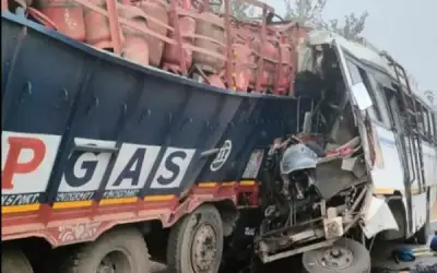 झारखंड में गैस सिलेंडर भरा ट्रक बस से भिड़ा, आठ की मौत
