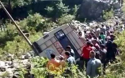 जम्मू-कश्मीर में मिनी बस खाई में गिरी, 11 लोगों की मौत