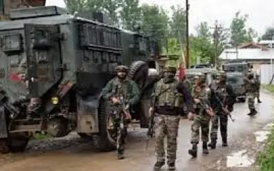 कश्मीर में लश्कर आतंकवादी ढेर और तीन सैनिक घायल