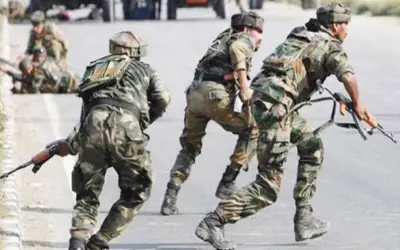 जम्मू-कश्मीर में अमित शाह के दौरे के बीच आतंकियों ने सीआरपीएफ पर किया हमला, एक नागरिक की मौत