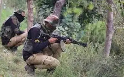 मुठभेड़ में एक आतंकी ढेर और तीन जवान घायल