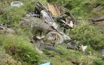 मिनी बस गहरी खाई में गिरने से 10 लोगों की मौत, 15 जख्मी