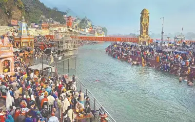 कुंभ स्नान में उड़ीं सोशल डिस्टेंसिंग की धज्जियां