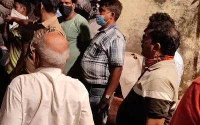 मुंबई के कालबादेवी में इमारत का हिस्सा गिरा