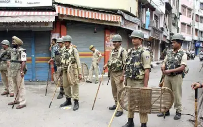 कश्मीर घाटी में लगा दो दिनों का कर्फ्यू