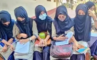 मुस्लिम छात्राओं को कर्नाटक सरकार ने दी हिजाब में परीक्षा देने की अनुमति