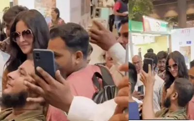 मुंबई एयरपोर्ट पर कैटरीना कैफ को देखने के बाद क्रेजी फैंस ने कर दी ऐसी हरकत
