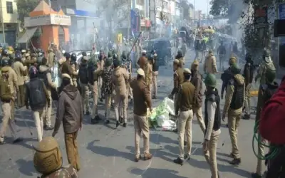 किसानों की ट्रैक्टर रैली पर आंसू गैस और लाठी चार्ज