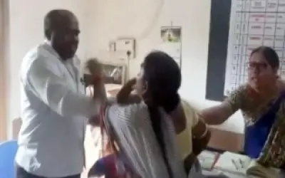 लड़की से वार्डेन ने किस मांगा तो हो गई कुटाई