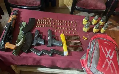अनंतनाग में पुलिस को मिले हथियार और गोला-बारूद