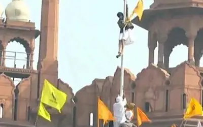लालकिला पर हुड़दंगियों ने फहराया झंडा