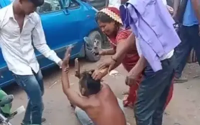 सरेआम लात-घूंसों और चप्पलों से युवक की पिटाई