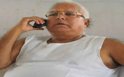 जेल से ही फोन पर चलती है लालू की राजनीति