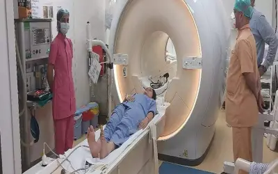 नवनीत राणा के एमआरआई की तस्वीरें बाहर आने पर बीएमसी से लीलावती अस्पताल को नोटिस