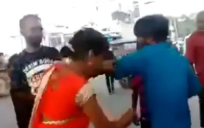 किराए को लेकर महिला ने सरेआम लखनऊ में ड्राइवर की पिटाई चप्पल से की
