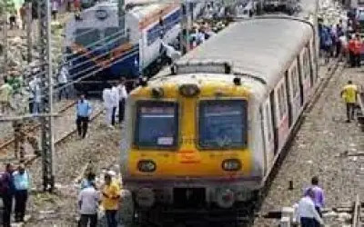 हार्बर लाइन पर  लोकल ट्रेन का एक डिब्बा पटरी से उतरा