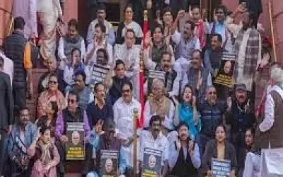 लोकसभा में विपक्ष के 49 और सांसद निलंबित, कुल संख्या हुई 141