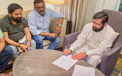 एकनाथ शिंदे और 15 विधायकों ने टेंपो से भेजे स्पीकर की नोटिस का जवाब