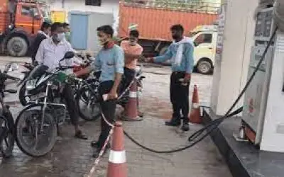 पेट्रोल डीजल की कीमतों ने तोड़ी आम आदमी की कमर