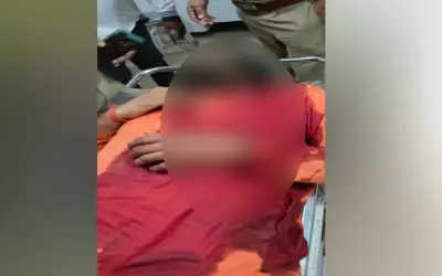 अब यूपी में चली पुजारी पर गोली