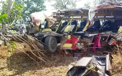 तेज गति से आ रही प्राइवेट बस हुई हादसे का शिकार