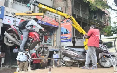 बाइक पर बैठे युवक को पुणे ट्रैफिक पुलिस ने हवा में लटकाया