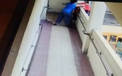 नाबालिग मानसिक रोगी ने मानसिक रूप से बीमार महिला को बिल्डिंग से फेंका