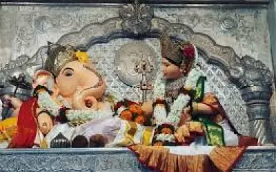 गणेश मंदिर में चोर ने उड़ाए लाखों के गहने और नगदी