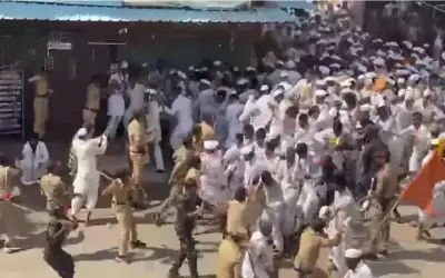 महाराष्ट्र के पुणे शहर में वारकरी संप्रदाय के लोगों पर लाठीचार्ज !