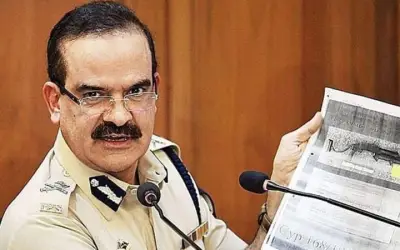 मुंबई पुलिस के पूर्व कमिश्नर परमबीर सिंह के खिलाफ एफआईआर दर्ज