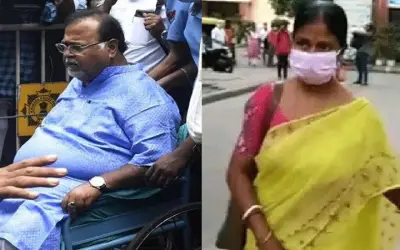 कोलकाता में शिक्षक भर्ती घोटाले के आरोपी पूर्व मंत्री पर महिला ने फेंका चप्पल