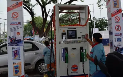 पेट्रोल ने बनाई सेंचुरी