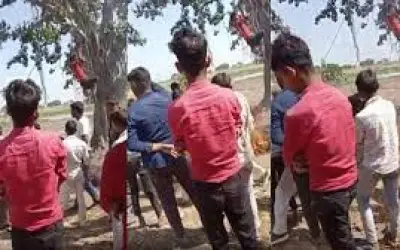 मोबाइल चोरी के शक में युवक को पेड़ से उल्टा लटकाकर बेरहमी से पीटा